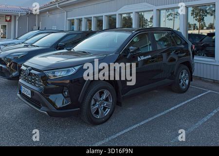 Horsbäck, Raasepori, Finlandia - 2 agosto. 2025: Toyota RAV 4 V 2,5 Hybrid (2025) parcheggiata. Foto Stock