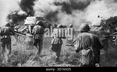PROKHOROVKA, RUSSIA - 12 luglio 1943 - truppe sovietiche sul fronte Voronezh dietro carri armati T-34 durante un contrattacco dell'esercito tedesco nella battaglia di Prokhorovka durante la più ampia battaglia di Kursk nella seconda guerra mondiale - foto: Geopix/Yuri A Alekseev Foto Stock