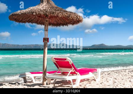 Due lettini sotto un ombrellone sulla spiaggia di sabbia mediterranea - 8628 Foto Stock