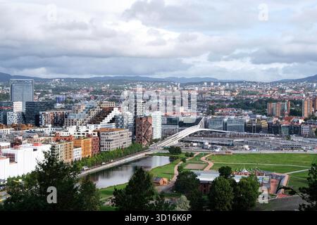 Oslo, Norvegia - 12 settembre 2025: Panorama della moderna città di Oslo, architettura degli edifici nel nuovo quartiere di Bjorvika Foto Stock