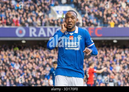 26 ottobre 2025. Glasgow, Regno Unito. I Rangers FC hanno giocato il Kilmarnock FC all'Ibrox Stadium, lo stadio casalingo dei Rangers, in una partita di football della William Hill Premiership. Il punteggio finale è stato Rangers 3 - 1 Kilmarnock. Derek Cornelius (R13) festeggia dopo aver segnato il primo gol dei Rangers in 15 minuti. Crediti: Findlay/ Alamy Live News Foto Stock