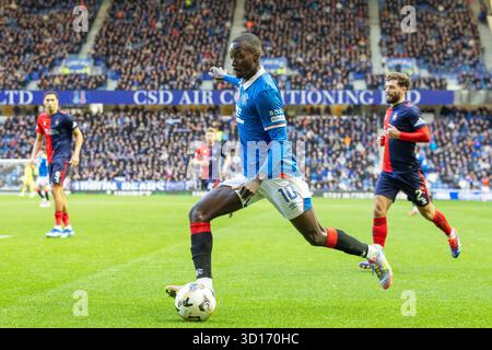 26 ottobre 2025. Glasgow, Regno Unito. I Rangers FC hanno giocato il Kilmarnock FC all'Ibrox Stadium, lo stadio casalingo dei Rangers, in una partita di football della William Hill Premiership. Il punteggio finale è stato Rangers 3 - 1 Kilmarnock. Mohamed Diomande (R10) calci la palla. Crediti: Findlay/ Alamy Live News Foto Stock