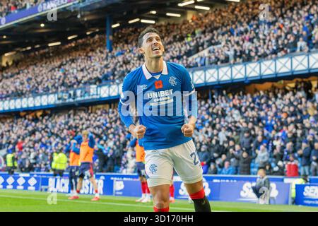 26 ottobre 2025. Glasgow, Regno Unito. I Rangers FC hanno giocato il Kilmarnock FC all'Ibrox Stadium, lo stadio casalingo dei Rangers, in una partita di football della William Hill Premiership. Il punteggio finale è stato Rangers 3 - 1 Kilmarnock. Bojan Miovski (R28) sorride dopo aver pensato di aver segnato, ma il gol è stato successivamente respinto per fuorigioco. Crediti: Findlay/ Alamy Live News Foto Stock