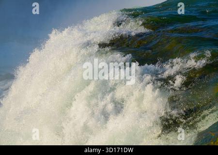 Una vista dettagliata delle American Falls al Niagara Falls State Park, catturando la struttura e la potenza dell'acqua che scorre mentre si tuffa sulla scogliera Foto Stock