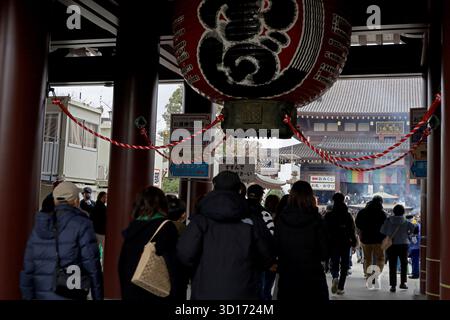 Vita quotidiana nel paesaggio giapponese dei giardini del tempio Kawasaki Daishi durante il nuovo anno Foto Stock