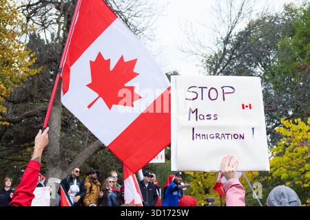 Un cartello che dice "BASTA l'immigrazione di massa!” Da una prima manifestazione canadese al Queen's Park di Toronto, Ontario, il 25 ottobre 2025 Foto Stock
