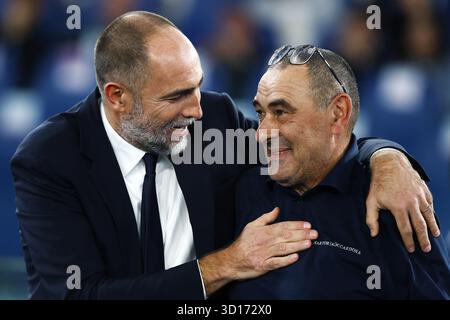 Roma, Italia. 26 ottobre 2025. Igor Tudor allenatore della Juventus e Maurizio Sarri allenatore della Juventus si salutano a vicenda durante la partita di serie A di campionato italiano tra SS Lazio e Juventus FC il 26 ottobre 2025 allo Stadio Olimpico di Roma, Italia - Credit: Federico Proietti / Alamy Live News Foto Stock