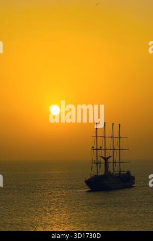 Panama City, Panama - 22 gennaio 2024: Nave da crociera Windstar che si staglia contro il sole che sorge attraverso la nebbia all'alba Foto Stock