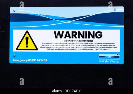 Un cartello dello Yorkshire Water avverte della presenza di alghe verdi blu in fiore su uno dei loro serbatoi. Foto Stock