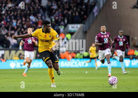 Wolverhampton, Regno Unito. 26 ottobre 2025. Marshall Munetsi (5 lupi) passa il pallone durante la partita di calcio di Premier League tra Wolverhampton Wanderers e Burnley allo stadio Molineux di Wolverhampton, Inghilterra. /Alamy Live News Foto Stock
