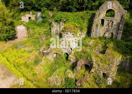 Rovine di pietra di una vecchia ferriera industriale in fase di bonifica per natura in Galles, Regno Unito Foto Stock