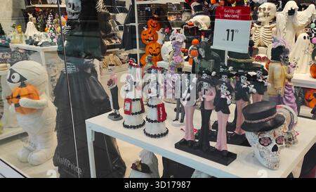 Riga, Lettonia - 19 settembre 2025: Decorazioni colorate di Halloween esposte in una vetrina con varie figure a tema e vivaci oggetti stagionali Foto Stock
