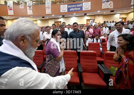 NUOVA DELHI, INDIA - OTTOBRE 25: Il primo ministro di Delhi, Rekha Gupta, sindaco di Delhi, Raja Iqbal Singh e altri ascoltano la 127a edizione di Mann Ki Baat al Civic Center, il 25 ottobre 2025 a nuova Delhi, India. Foto di Ishant Chauhan/Hindustan Times Delhi cm Rekha Gupta ascolta la 127a edizione del PM Modis Mann Ki Baat al Civic Center Foto Stock