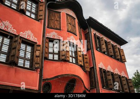 Vista ravvicinata della casa di Balabanov a Plovdiv, Bulgaria, con persiane in legno, design della baia ricurvo e decorazioni ornamentali delle pareti risalenti all'epoca della rinascita. Foto Stock
