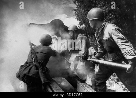 FRONTE ORIENTALE, RUSSIA - 1941 - i soldati dell'Armata Rossa sparano colpi di artiglieria durante una battaglia del 1941 durante la seconda guerra mondiale, da qualche parte sul fronte orientale, probabilmente nelle prime fasi dell'operazione Barbarossa da qualche parte nella Russia occidentale o in Estonia - foto: Geopix Foto Stock