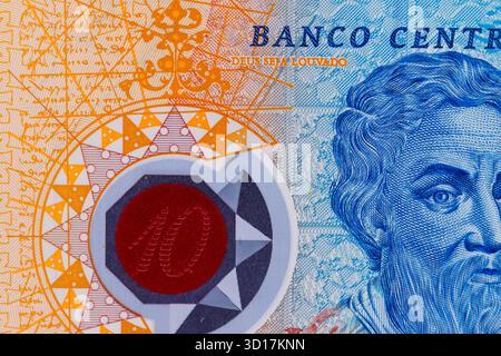 Un primo piano di una banconota mostra intricati motivi, testo e un ritratto, dominato da sfumature blu e arancione. Foto Stock