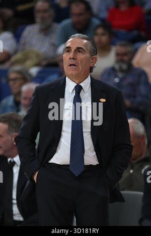Madrid, Spagna. 26 ottobre 2025. Allenatore Sergio Scariolo del Real Madrid visto durante la partita di basket della Liga ACB tra Real Madrid e Baxi Manresa alla Movistar Arena. Punteggio finale; vittoria del Real Madrid 87-75 (foto di Atilano Garcia/SOPA Images/Sipa USA) credito: SIPA USA/Alamy Live News Foto Stock