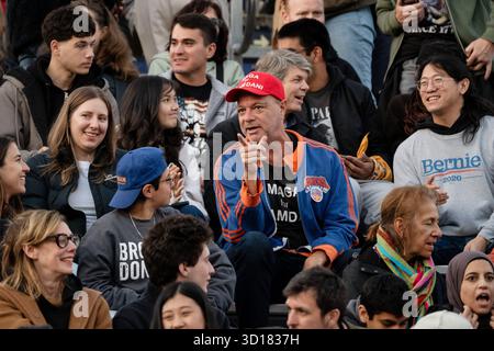 Queens, Stati Uniti. 26 ottobre 2025. La gente aspetta l'inizio del rally della campagna "NYC is Not for sale" al Forest Hill Stadium di New York City, USA, il 26 ottobre 2025. Affiancato dalla Rep. Alexandria Ocasio-Cortez e dal Sen. Bernie Sanders, il raduno è destinato a dare il via alle elezioni generali di New York. Foto di Derek French/UPI credito: UPI/Alamy Live News Foto Stock