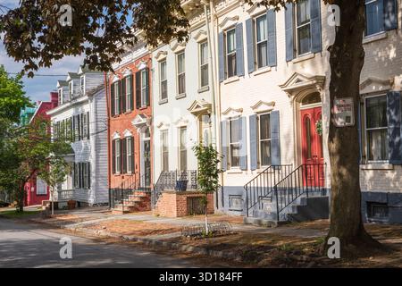 Schenectady, New York USA - 20 maggio 2019: Case coloniali colorate nella storica Stockade dristrict Foto Stock