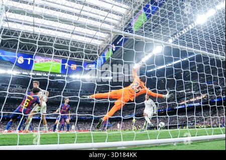 Madrid, Spagna. 26 ottobre 2025. Jude Bellingham (R) del Real Madrid segna durante la partita di calcio della Liga tra Real Madrid e FC Barcelona allo stadio Santiago Bernabeu di Madrid, Spagna, il 26 ottobre 2025. Crediti: Gustavo Valiente/Xinhua/Alamy Live News Foto Stock