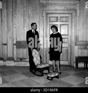 MODELLO KN-19198 17 ottobre 1961 sedia Rocking donata alla Casa Bianca si prega di accreditare 'Robert Knudsen. Fotografie della Casa Bianca. John F. Kennedy Presidential Library and Museum, Boston' Foto Stock