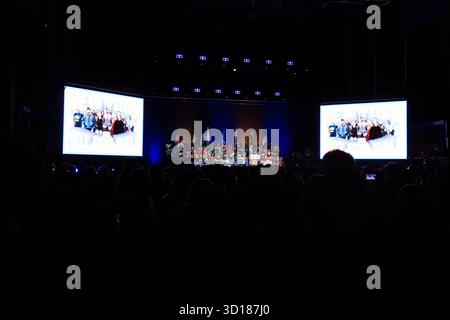 Queens, New York, Stati Uniti. 26 ottobre 2025. Il candidato sindaco di New York Zohran Mamdani attirò una folla stimata di 13.000 sostenitori a una manifestazione a Forrest Hills con il sostegno del governatore di New York Kathy Hochul, del senatore del Vermont Bernie Sanders e del rappresentante degli Stati Uniti Alexandria Ocasio-Cortez. Crediti: Ed Lefkowicz/Alamy Live News Foto Stock