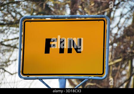 Cartelli normativi: Questi cartelli dettano le regole del traffico e sono spesso neri, bianchi e rossi, anche se i colori possono variare. Gli esempi includono Stop, Yield, Speed Limit e Do Not Enter Signs. Segnali di avvertenza: Questi segnali avvisano i conducenti di potenziali pericoli e condizioni che precedono. Alcuni esempi includono cartelli per strade tortuose, attraversamenti di cervi e attraversamenti pedonali. Questi segni sono spesso gialli o fluorescenti giallo/verde. Indicazioni e cartelli informativi: Questi cartelli forniscono indicazioni direzionali o informazioni generali. Esempi includono cartelli direzionali con frecce e cartelli per servizi come stazioni di servizio o ospedali Foto Stock