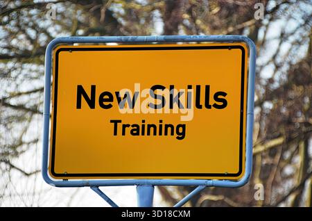 Cartelli normativi: Questi cartelli dettano le regole del traffico e sono spesso neri, bianchi e rossi, anche se i colori possono variare. Gli esempi includono Stop, Yield, Speed Limit e Do Not Enter Signs. Segnali di avvertenza: Questi segnali avvisano i conducenti di potenziali pericoli e condizioni che precedono. Alcuni esempi includono cartelli per strade tortuose, attraversamenti di cervi e attraversamenti pedonali. Questi segni sono spesso gialli o fluorescenti giallo/verde. Indicazioni e cartelli informativi: Questi cartelli forniscono indicazioni direzionali o informazioni generali. Esempi includono cartelli direzionali con frecce e cartelli per servizi come stazioni di servizio o ospedali Foto Stock