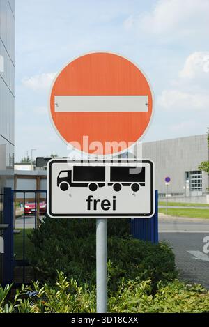 Cartelli normativi: Questi cartelli dettano le regole del traffico e sono spesso neri, bianchi e rossi, anche se i colori possono variare. Gli esempi includono Stop, Yield, Speed Limit e Do Not Enter Signs. Segnali di avvertenza: Questi segnali avvisano i conducenti di potenziali pericoli e condizioni che precedono. Alcuni esempi includono cartelli per strade tortuose, attraversamenti di cervi e attraversamenti pedonali. Questi segni sono spesso gialli o fluorescenti giallo/verde. Indicazioni e cartelli informativi: Questi cartelli forniscono indicazioni direzionali o informazioni generali. Esempi includono cartelli direzionali con frecce e cartelli per servizi come stazioni di servizio o ospedali Foto Stock