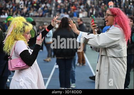 New York, Stati Uniti. 26 ottobre 2025. I tifosi partecipano a una manifestazione elettorale per il candidato del Mayoral Zohran Mamdani al Forest Hills Stadium nel Queens borough di New York, NY, 26 ottobre 2025. (Foto di Anthony Behar/Sipa USA) credito: SIPA USA/Alamy Live News Foto Stock