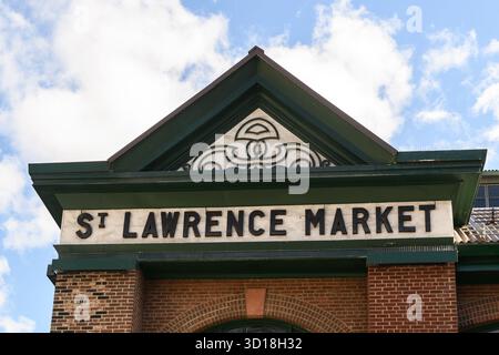 Vista dall'esterno dello storico mercato di St. Lawrence, un punto focale culinario della città di Toronto, Ontario, Canada, con venditori di prodotti, artigiani e prodotti da forno Foto Stock