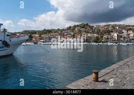 ACI Trezza, Italia (30 settembre 2025) - Vista panoramica sul porto e sul paesaggio urbano di Aci Trezza Foto Stock
