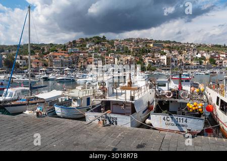 ACI Trezza, Italia (30 settembre 2025) - Vista panoramica sul porto e sul paesaggio urbano di Aci Trezza Foto Stock