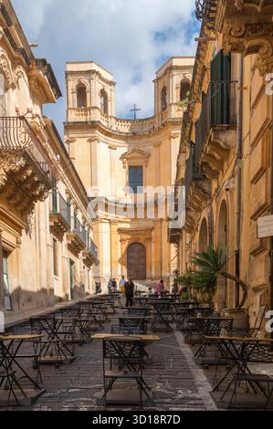 Noto, Italia (28 settembre 2025) - la chiesa barocca di Montevergine nel centro storico di noto Foto Stock