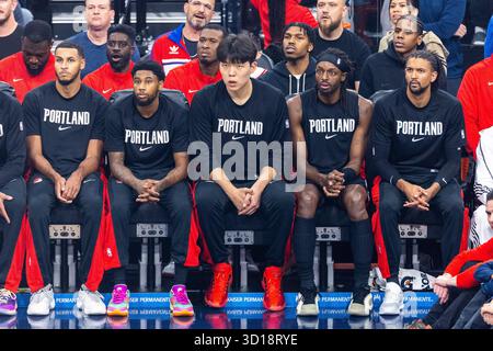 Los Angeles, Stati Uniti. 26 ottobre 2025. I giocatori dei Portland Trail Blazers guardano dalla panchina durante la partita di stagione regolare NBA 2025-2026 tra i Los Angeles Clippers e i Portland Trail Blazers a Los Angeles, negli Stati Uniti, il 26 ottobre 2025. Crediti: Ringo Chiu/Xinhua/Alamy Live News Foto Stock