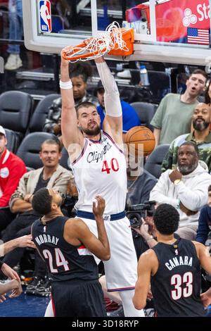 Los Angeles, Stati Uniti. 26 ottobre 2025. Ivica Zubac (top) dei Los Angeles Clippers durante la partita di stagione regolare 2025-2026 tra i Los Angeles Clippers e i Portland Trail Blazers a Los Angeles, negli Stati Uniti, il 26 ottobre 2025. Crediti: Ringo Chiu/Xinhua/Alamy Live News Foto Stock