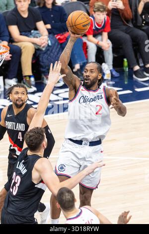 Los Angeles, Stati Uniti. 26 ottobre 2025. Kawhi Leonard (top) dei Los Angeles Clippers spara durante la partita di stagione regolare NBA 2025-2026 tra i Los Angeles Clippers e i Portland Trail Blazers a Los Angeles, negli Stati Uniti, il 26 ottobre 2025. Crediti: Ringo Chiu/Xinhua/Alamy Live News Foto Stock