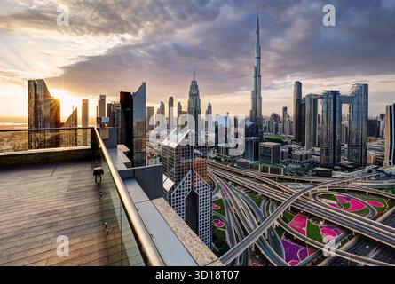 Vista del Burj Khalifa di prima mattina dal 42° piano dell'hotel Shangri- la con splendide nuvole di cielo sullo sfondo Foto Stock