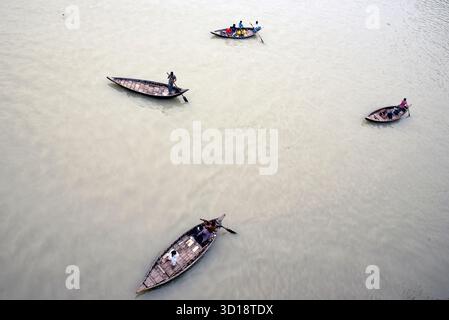 Vista aerea delle piccole barche sull'acqua calmo con gente che pesca e viaggia Foto Stock