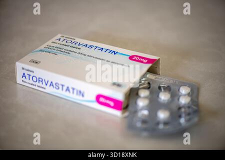 confezione o scatola di compresse o pillole di atorvastatina in confezioni blister utilizzate per il trattamento del colesterolo alto nel sangue. Pillole circolatorie. Foto Stock