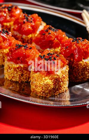 involtini alla tartara con salmone e sesamo Foto Stock