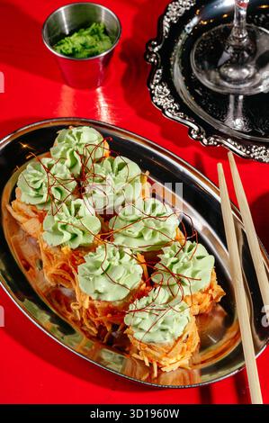 rotoli con mousse di avocado Foto Stock