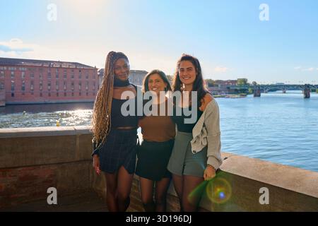 Tre giovani donne diverse che godevano dell'amicizia a tolosa Foto Stock