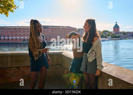 Diverse donne e amiche si divertono a tolosa Foto Stock