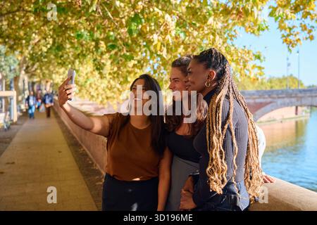 Diverse donne e amiche che scattano selfie a tolosa Foto Stock
