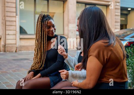 Diverse donne e amici che parlano condividono la conversazione a tolosa Foto Stock