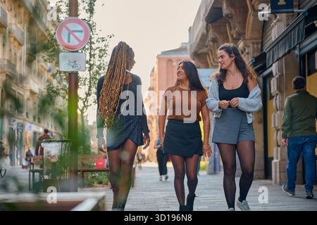 Diverse donne e amici che camminano insieme nella città di tolosa Foto Stock