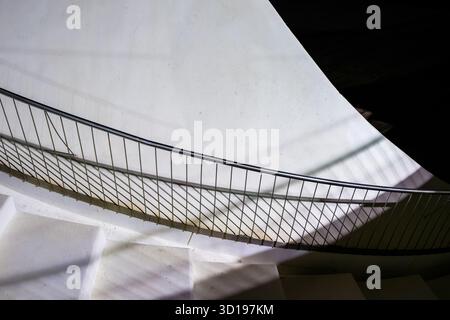 Curva astratta di luce e ombra Foto Stock