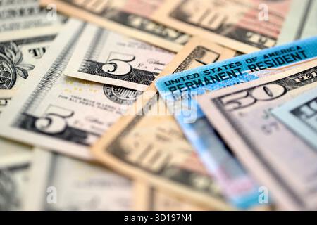 Banconote in dollari americani con visto di diversità per residenti permanenti Foto Stock