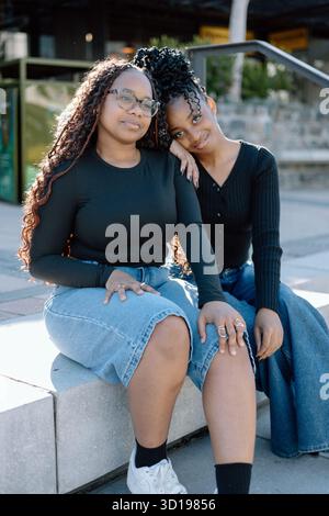 Amiche nere che escono Foto Stock